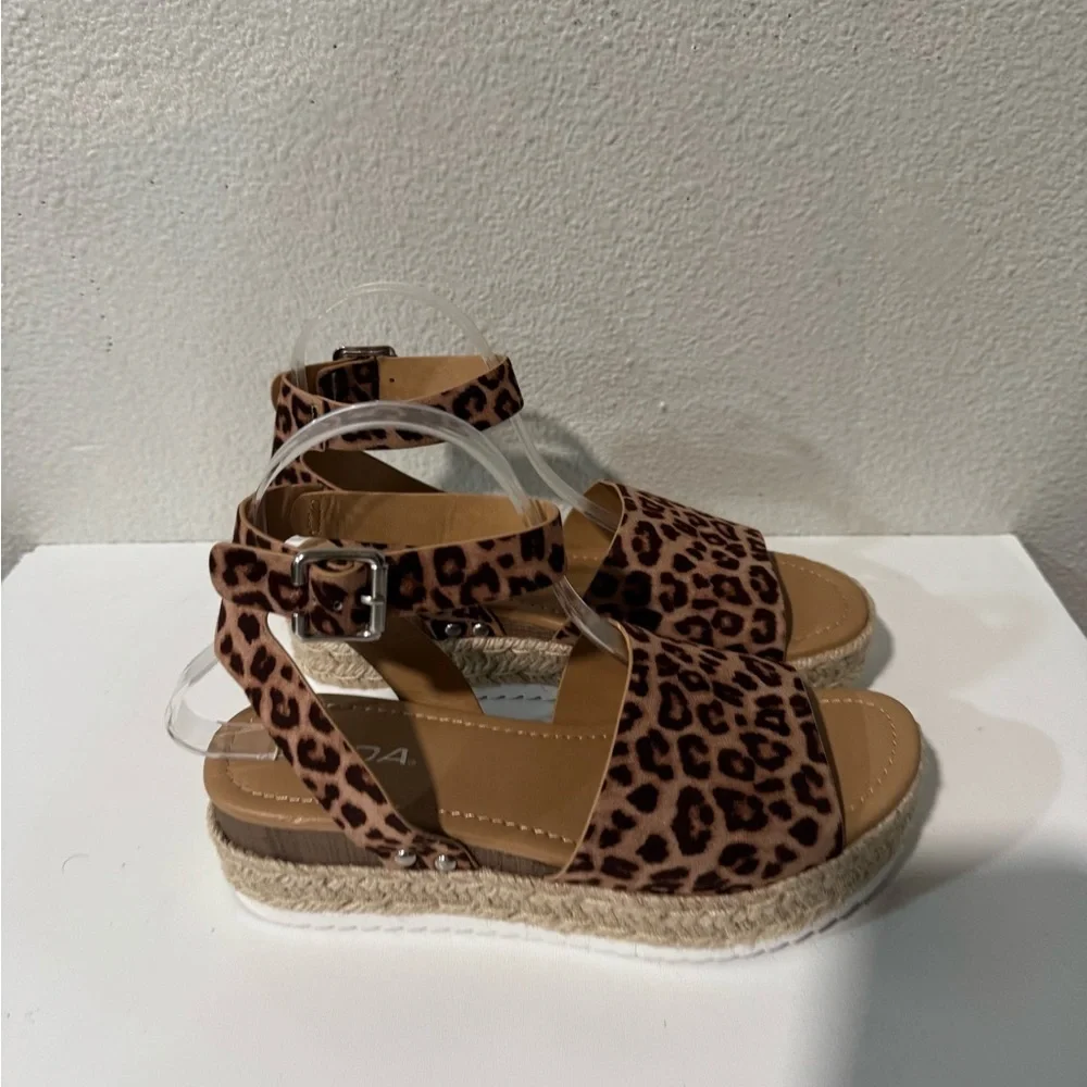 SODA Open Toe Buckle Ankle Strap cheetah Espadrilles Platform wedge size 8